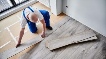 Piso vinílico ou laminado: qual resiste melhor à água?