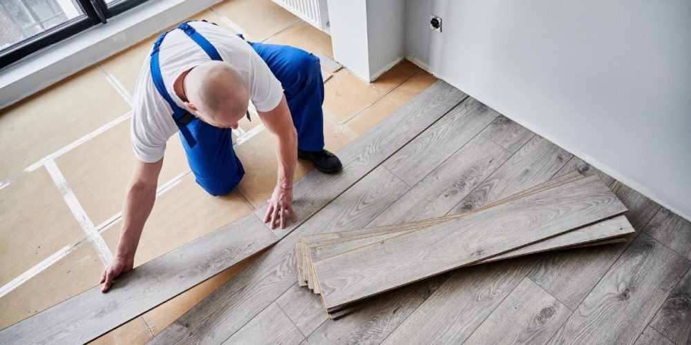 Piso vinílico ou laminado: qual resiste melhor à água?