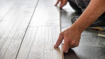 Diferença entre piso vinílico colado, clicado e autoadesivo