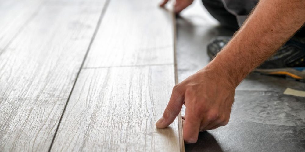 Diferença entre piso vinílico colado, clicado e autoadesivo